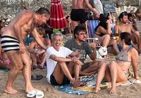 Caetano Veloso no Porto da Barra: foto antiga do cantor na praia causa imagem