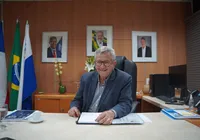 Caetano sanciona lei que reajusta salário dos professores em Camaçari imagem