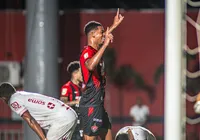Carlinhos celebra estreia no Vitória: "muita alegria estar aqui" imagem