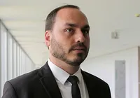 Carlos Bolsonaro chora e ataca democracia após denúncia contra pai imagem
