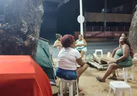 Carnaval de Salvador: vendedores ambulantes dormem na rua para guardar lugar imagem