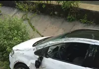 Carro cai em vala na Avenida Jayme Figura, em Salvador imagem