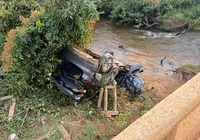 Carro com ministro do TST cai em ponte em rodovia