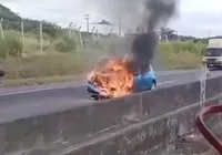 Vídeo: carro pega fogo na BR-324 em trecho do sentido Salvador