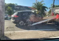 Carro fica destruído em acidente em Lauro de Freitas