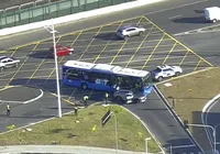 Carro invade faixa exclusiva e colide com ônibus do BRT em Salvador