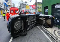 Carros capotam e deixam três feridos no Centro de Salvador; veja vídeo