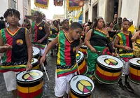 Celebrando as raízes jamaicanas, Olodum Mirim desfila pelas ruas do Pelô