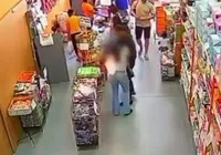 Celular explode no bolso de mulher que fazia compras; assista vídeo imagem