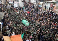 Centenas de palestinos comparecem a enterro de comandante do Hamas imagem