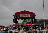 Chuva e palco 360⁰: fãs de samba lotam arena do Churrasquinho