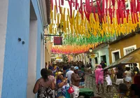 Chuva não desanima foliões no Pelourinho nesta segunda de Carnaval