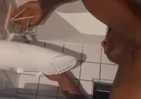 Chuveiro expolde no rosto de Davi enquanto ex-BBB trocava o chuveiro imagem