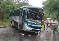 Colisão entre ônibus e carreta deixa feridos na BA-093, na Bahia