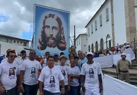 Com camisa de Jesus, fiéis da LBV participam da Lavagem do Bonfim