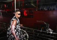 "Começa oficialmente o Carnaval", diz Xanddy ao arrastar multidão imagem