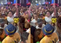 Disfarçado, Lázaro Ramos curte pipoca de Ivete Sangalo; veja imagem