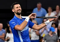 Djokovic vence Monfils e avança às quartas de final em Brisbane