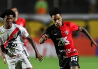 É grave? Matheuzinho sente dores e deixa campo em intervalo no Barradão imagem