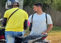 Economia? Ator da Globo é visto pegando moto por aplicativo e viraliza imagem