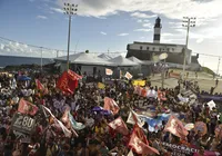 Em Salvador, mulheres marcham contra a violência de gênero na Barra imagem