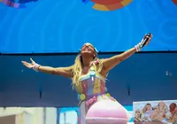 Em tom de despedida, Carla Perez arrasta criançada no Bloco Algodão Doce imagem