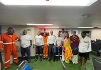 Embarcação naufraga e tripulantes do ferry salvam 3 pessoas; assista imagem