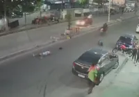 Vídeo: homem atropela casal em Salvador após empinar moto