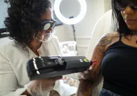 Entenda o aumento da procura por especialistas em remoção de tatuagens