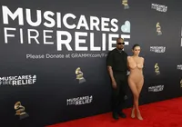 Esposa de Kanye West vai pelada ao Grammy e eles acabam expulsos