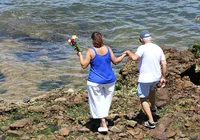 Baianos e turistas lotam as ruas do Rio Vermelho no dia de Iemanjá imagem