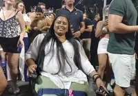 Foliã paraplégica viaja de SP sozinha para curtir Carnaval de Salvador imagem