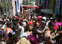 Foliões lotam Ladeira da Preguiça para o Banho de Mar à Fantasia; veja imagem