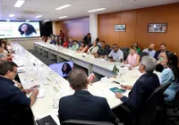Governo debate implementação da Lei do Celular nas escolas da Bahia imagem