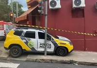 Homem furta viatura e morre após bater em poste