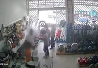 Homens armados assaltam loja no sul da Bahia; veja vídeo imagem
