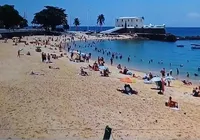 Protesto de ambulantes deixa praia do Porto da Barra sem cadeiras