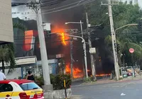 Incêndio atinge área externa de supermercado na Barra imagem