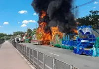 Incêndio destrói carros alegóricos de escolas de samba