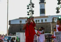 Já é Carnaval? Timbalada leva multidão para o Farol da Barra