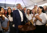 Jerônimo Rodrigues entrega 417 novos ônibus escolares: "Vem mais" imagem