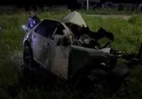 Jovem de 20 anos morre após batida entre carro e carreta na Bahia