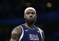 LeBron James comemora seus 40 anos em meio a um futuro incerto