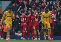 Liverpool vence e mantém liderança; Tottenham afunda United imagem