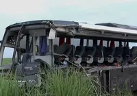 Mais de 10 pessoas morrem em acidente entre ônibus e carreta em SP imagem