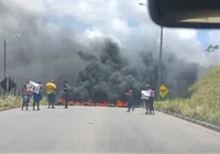 Manifestantes bloqueiam estrada de acesso ao Hospital Metropolitano imagem