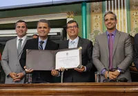 Márcio Sampaio recebe Medalha Thomé de Souza durante cerimônia concorrida