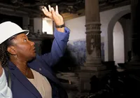 Margareth Menezes visita igreja após tragédia e anuncia obras