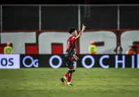 Matheuzinho volta a jogar 90 minutos, mas frisa: "Ainda não estou 100%" imagem