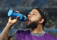 Memphis Depay é condenado por dirigir alcoolizado em Mônaco imagem